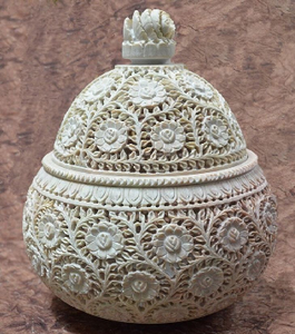 Pot rond en stéatite blanche avec couvercle, avec de superbes sculptures florales ajourées. Disponible aux prix de gros - Product Image 1