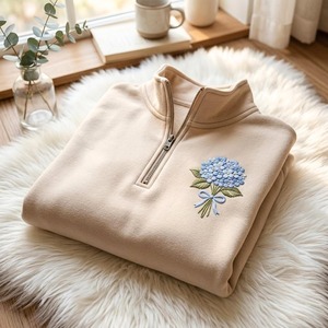 เสื้อสเวตเชิ้ตซิปหนึ่งในสี่สีเบจสำหรับผู้หญิง พร้อมลายปักดอกไม้สีน้ำเงิน คอตั้ง แขนยาว เสื้อลำลองสำหรับใส่ในฤดูใบไม้ร่วง - Product Image 1