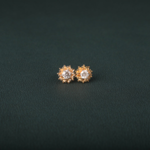 Boucles d'oreilles à tige plaquées or 10KT personnalisées en forme de fleur de diamant cultivé en laboratoire pour femmes avec un nouveau design à la mode - Product Image 2