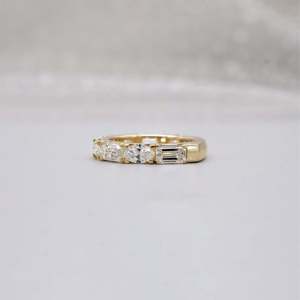 Anillo de Oro Amarillo con Diamantes Cultivados en Laboratorio, Certificados IGI, Esmeralda y Ovalados, 3.00ctw, Estilo Media Eternidad, Claridad VVSVS - Product Image 3