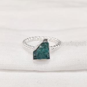 Bague pour femme en argent sterling 925 avec pierre brute naturelle d'apatite bleue torsadée, idéale pour Noël - Product Image 1