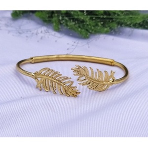 Bracelets en laiton faits à la main, plaqués or, style vintage avec motif plume, pour cadeaux - Product Image 2