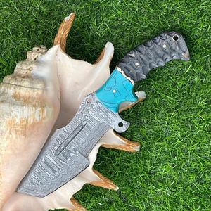 Couteau de chasse artisanal en acier Damas avec étui en cuir de buffle personnalisable OEM, lame fixe avec plaque en résine de bois colorée - Product Image 3