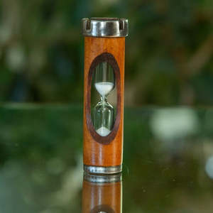 Sablier en bois rotatif de style vintage, design Art Déco artisanal, décoration écologique pour la maison et le bureau - Product Image 4