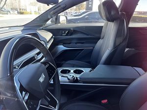 Cadillac Lyriq RWD Edición Debut 2023, 100 Millas, 340 CV, Crossover Eléctrico, Batería de 102 kWh, Mayormente Sin Modificar, Fabricado en Emiratos Árabes Unidos - Product Image 3