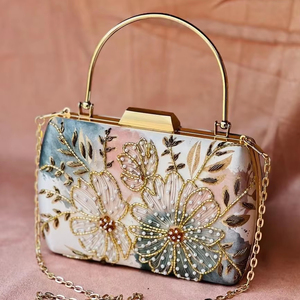 Monedero de mano Zardozi de seda de media luna con estampado Floral para mujer, moda hecha a mano, fiesta, bordado, regalo de boda indio - Product Image 1
