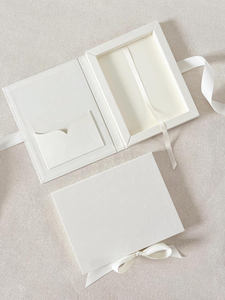 Scatola Regalo in Velluto 5x7" per Inviti di Festa e Matrimonio, Cofanetto Portaoggetti Avorio con Monogramma in Lamina Dorata - Product Image 1