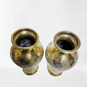 Vase en laiton décoratif classique Design floral en acrylique Cadeau parfait ou ajout de décoration intérieure à un prix raisonnable - Product Image 2