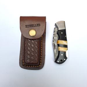 Cuchillo plegable de Damasco hecho a mano personalizado, cuchillo de bolsillo de supervivencia al aire libre multifuncional con mango de resina y Funda de cuero - Product Image 2