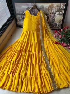 Rakshabandhan ชุดราตรีปักลายดอกไม้สำหรับนักออกแบบใหม่ชุดผ้าไหมเนยปักลายสวยงามแบบพิเศษ - Product Image 6