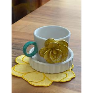 Tazza di rosa gialla con sottobicchiere