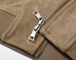 ออกแบบโลโก้ OEM ตามสั่ง เสื้อแจ็คเก็ตผู้ชายคุณภาพสูง ปกคอพับ มีกระเป๋า ซิปปิด แจ็คเก็ตหนังกลับ แจ็คเก็ตบอมเบอร์ - Product Image 4