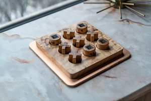 Juego de Mesa de Estrategia de Tres en Raya de Madera con Piezas Duraderas de X y O, Ideal para el Aprendizaje, Entretenimiento y Noches de Juego en Familia - Product Image 3