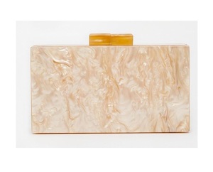 Monedero de mano verde manzana que exuda elegancia y tradición para fashionistas que buscan un estilo único hecho por Crafted Treasure - Product Image 5