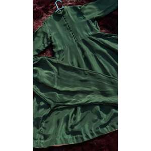 ชุดเดรส Anarkali สีเขียวสุดหรูสำหรับผู้หญิง คอจีน แต่งโครเชต์ลายเพชร ทรงเอ็มไพร์ เอวสูง เหมาะสำหรับงานแต่งงาน งานเลี้ยง รับผลิตแบบ OEM ODM - Product Image 3
