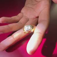 Anillo Solitario Imperial Elite para Hombre, Oro Amarillo de 9K, Moissanita Corte Esmeralda, Corte Excelente/Brillante, Engaste de Garras, Bañado en Rodio