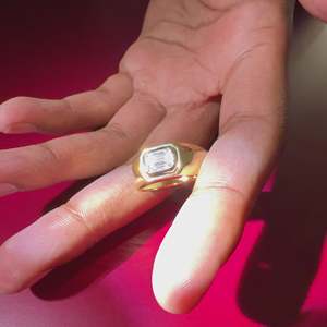 Anillo de Diamante Moissanita con Corte Esmeralda en Oro Amarillo de 9K para Hombre, Corte Excelente/Brillante, Engaste de Garras, Bañado en Rodio - Product Image 2