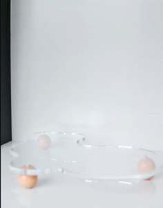 Forme ronde de plateau en acrylique transparent fabriqué à la main et design élégant parfait pour le service des aliments dans les hôtels et les restaurants - Product Image 3