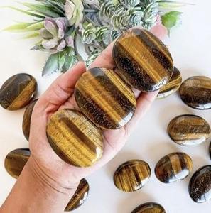 Las piedras de Palma de ojo de tigre artesanales más vendidas para la prosperidad o el coraje y la atención plena disponibles a precio con descuento - Product Image 4