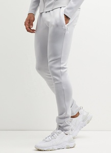 ชุดวอร์มลำลองแบบมีฮู้ดสำหรับผู้ชาย ลายเรียบ สีพื้น เป็นมิตรกับสิ่งแวดล้อม แบบสองชิ้น สำหรับฤดูหนาว พร้อมโลโก้และสีที่ปรับแต่งได้ - Product Image 4