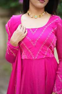 ชุดเดรสผ้าไหมอันนาร์คาลีที่สวยงามมาพร้อมกับชุดทำงานสไตล์แฟชั่นชุดเดรสคาเมซซาลวาร์จากปากีสถานแบบยาวสำหรับงานแต่งงาน - Product Image 3