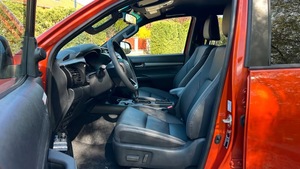 USATO 2026 Toyota Hilux SUV Serie 2.8D-4x4 INVINCIBLE MHEV Ibrido 204 CV 5 Posti Trasmissione Automatica Guida a Sinistra - Product Image 3