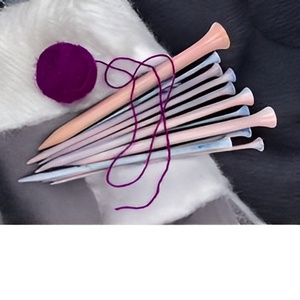 Aiguilles à tricoter modernes en bambou sur mesure circulaires en bois d'érable disponibles avec taille et gravure de logo - Product Image 1