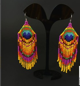 Boucles d'oreilles paon artisanales jaunes magiques et rose vif, bijoux paon perlés, boucles d'oreilles style bohème - Product Image 1