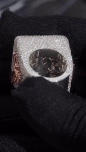 Anillo de cóctel de plata de ley 925 chapado en rodio con diamante de moissanita VVS de corte redondo, anillo de lujo unisex estilo hip hop. - Product Image 5