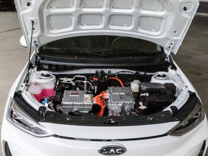 Sedán Híbrido/Eléctrico Compacto, Autonomía NEDC de 601-700 km, Motor de 200-250kW, Carga Rápida, 4 Puertas, 5 Asientos - Product Image 3