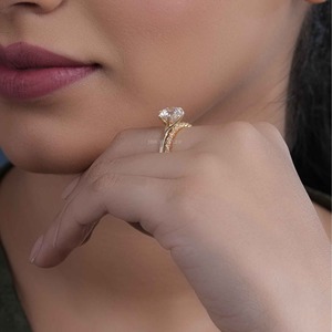 Anillo de Compromiso con Diamante Cultivado en Laboratorio con Certificación IGI VVS, con Banda de Eternidad Completa de Oro de 14k, para el Amor, a Bajo Precio - Product Image 2