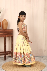 ชุดเลเฮนกาโชลีสำหรับเด็กผู้หญิงสไตล์ชาติพันธุ์ ลายพิมพ์ดิจิทัลลายป่าสีเหลือง ยาวกรอมพื้น สำหรับงานปาร์ตี้ งานฉลองเทศกาลดีวาลีและอีด - Product Image 6