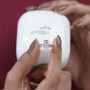 Anillo de Compromiso Solitario con Corte Cojín, Certificado IGI, Oro Blanco con Engaste de Bisel y Diamante para Futura Novia - Product Image 6
