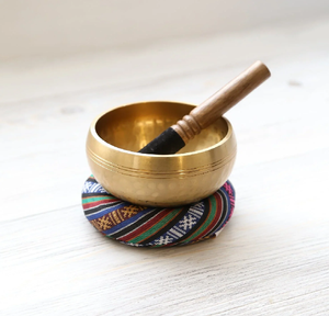 Cuenco cantor grabado con el símbolo Om, que ofrece un tono resonante profundo para prácticas espirituales. Precios al por mayor disponibles - Product Image 2