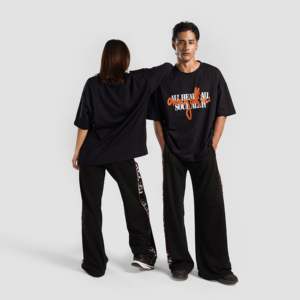 เสื้อยืดโอเวอร์ไซส์ StreetLine สีดำ ผ้าเจอร์ซีย์หนา 320 กรัม พิมพ์ลายกราฟิกแบบอัดแน่น - Product Image 1