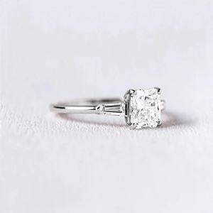 Élégante bague Moissanite à trois pierres de taille rayonnante de 2.17 ct, idéale pour les fiançailles, propose un cadeau de bijoux en argent sterling 925 pour elle - Product Image 3