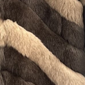 เสื้อโค้ทขนสัตว์เทียมสำหรับผู้หญิง ดีไซน์หรูหรา ยาวคลุมเข่า แต่งขอบด้วยขนสัตว์วีแกน ซับในขนสัตว์คุณภาพพรีเมียม 100% ไส้ใยฝ้าย ระบายอากาศได้ดี เหมาะสำหรับฤดูหนาว - Product Image 3