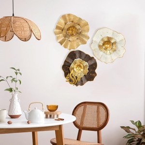 Atractivo arte de pared Hierro Metal Diseño floral Color dorado y blanco Decoración para el hogar Arte colgante de pared a precio competitivo - Product Image 3