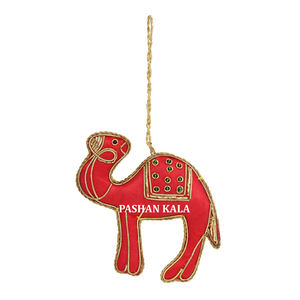Hecho a mano nuevo Zari bordado árbol de Navidad adorno colgante Material de tela forma de camello Color rojo utilizado para decoración de fiesta de cumpleaños - Product Image 1