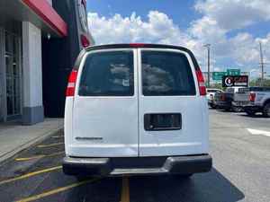 Furgoneta de Carga Express Blanca Usada 2020 2500 RWD con Neumáticos R16, Interior Claro, Asientos de Tela, Sistema de Navegación, Arranque Remoto y Trasera Abierta - Product Image 4