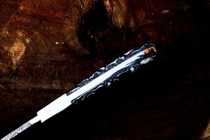 Couteau de chasse en acier damas fabriqué à la main, bord partiellement dentelé, manche en Corian, cuir léger multifonction - Product Image 2