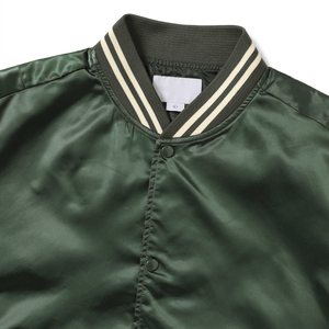Veste bomber en satin vert forêt pour homme, bordure côtelée rayée, fermeture à boutons pression, finition brillante légère - Product Image 2