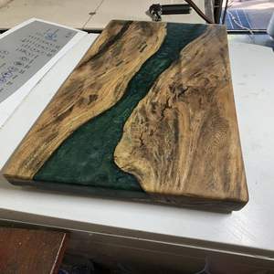 Tabla de cortar de resina con capas de resina de océano brillante a través de una pieza hecha a mano con base de madera ideal para servir y rebanar alimentos - Product Image 5