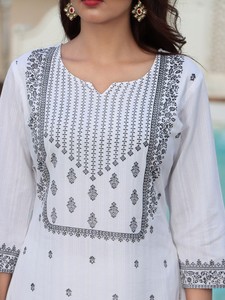 ชุดอินเดีย-ปากีสถาน เสื้อผ้าสตรีพื้นเมือง ลายพิมพ์สวยงาม ผ้าวิสโคสเรยอนทรงตรง คุร์ตา พร้อมกางเกงปาลาซโซ่ ผ้าคลุมไหล่ดีไซเนอร์ - Product Image 4