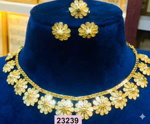 Conjunto de Collar Gargantilla con Diseño de Flores Chapado en Oro con Aretes y Anillo a Juego |   Modelo de Imitación Tradicional India al por Mayor 23239 - Product Image 1