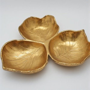 Serveur de fruits secs en aluminium fabriqué à la main avec design à trois feuilles en finition dorée conçu pour les intérieurs de salle à manger décoratifs - Product Image 3