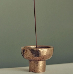 Incensario de metal ovalado poco profundo con abertura en ángulo para varillas, diseñado para recoger cenizas de forma limpia y crear rituales modernos y tranquilos. - Product Image 3