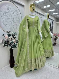 Un magnifique ensemble de robe Koti en soie Bandhni de créateur avec dupatta pour les occasions festives et les célébrations élégantes, tenue de soirée - Product Image 2