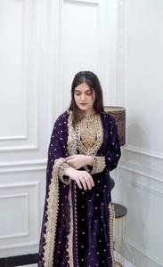 Designer indien Wedding Party Wear Viscose Velvet de qualité supérieure Séquence lourde Brodé Travail Haut et Bas Avec Dupatta - Product Image 3