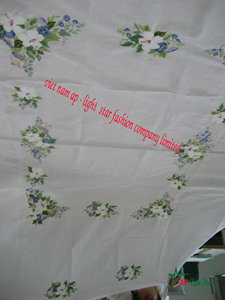 Nappe brodée élégante et luxueuse Artisanat frais de couture et de couture Nouveau - Product Image 3